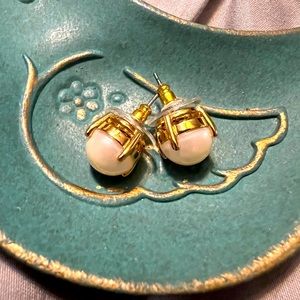 Kate Spade pearl gumdrop stud earrings NWT dust bag included